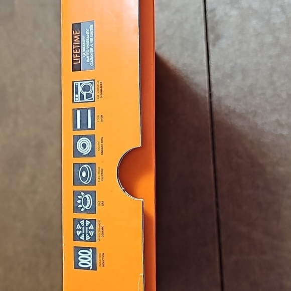 NIB LE CREUSET Heart Cast Iron Valentines Skillet/Pan Shiny White MADE IN FRANCE - Picture 6 of 7